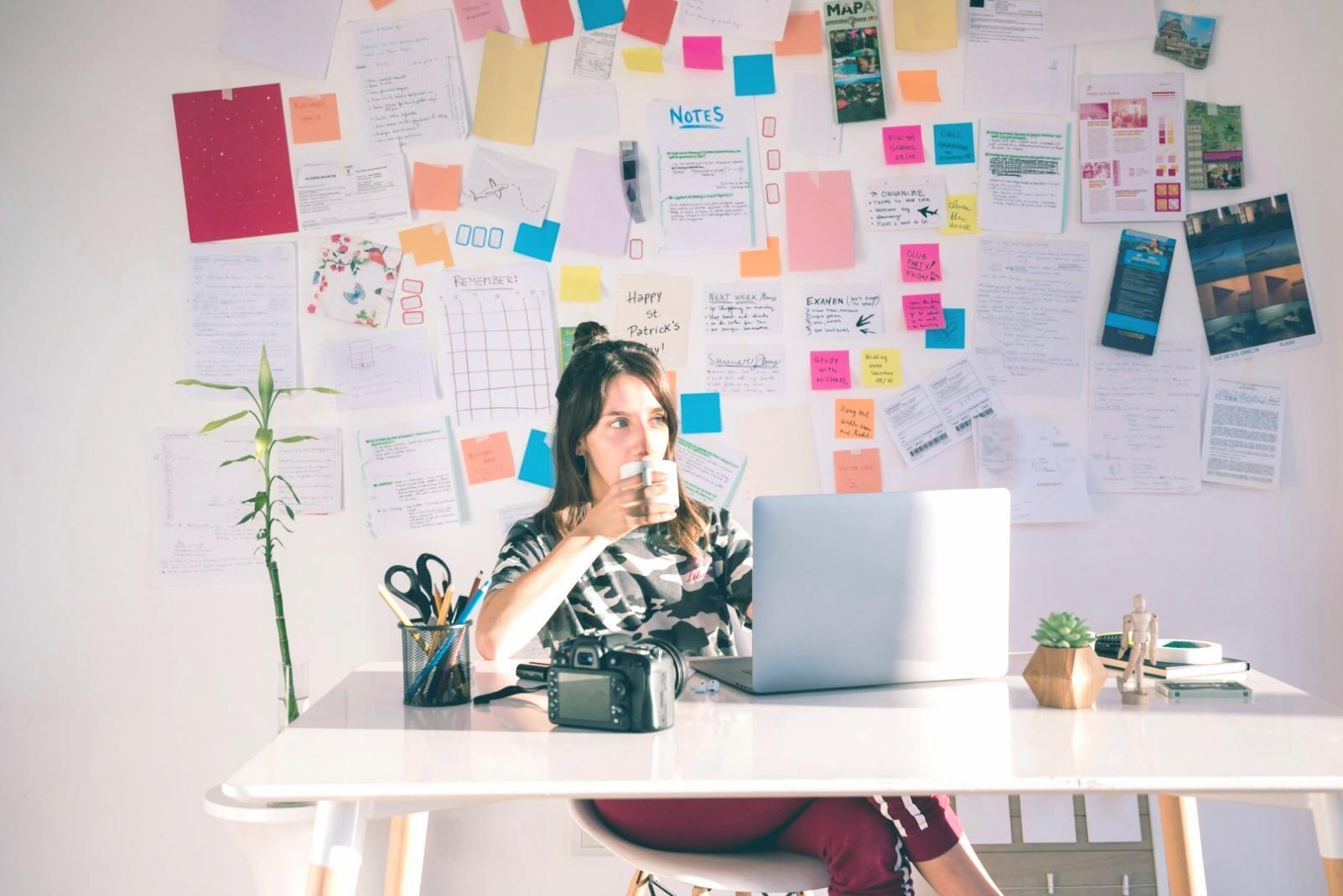 Participants engagés lors d'un webinaire sur l'optimisation de contenu